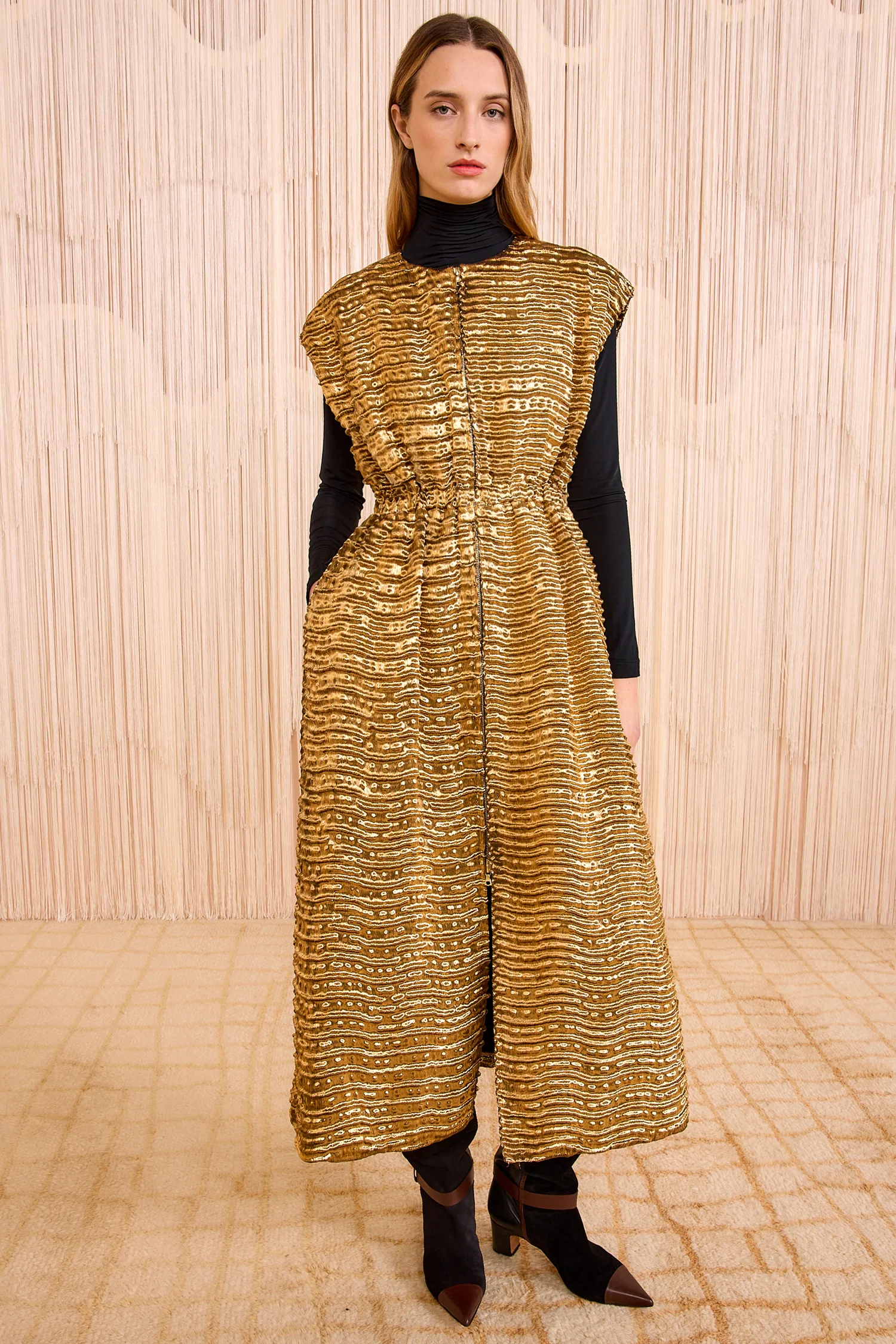 Agathe Metallic Short Sleeve Coat - Oro - Image 3