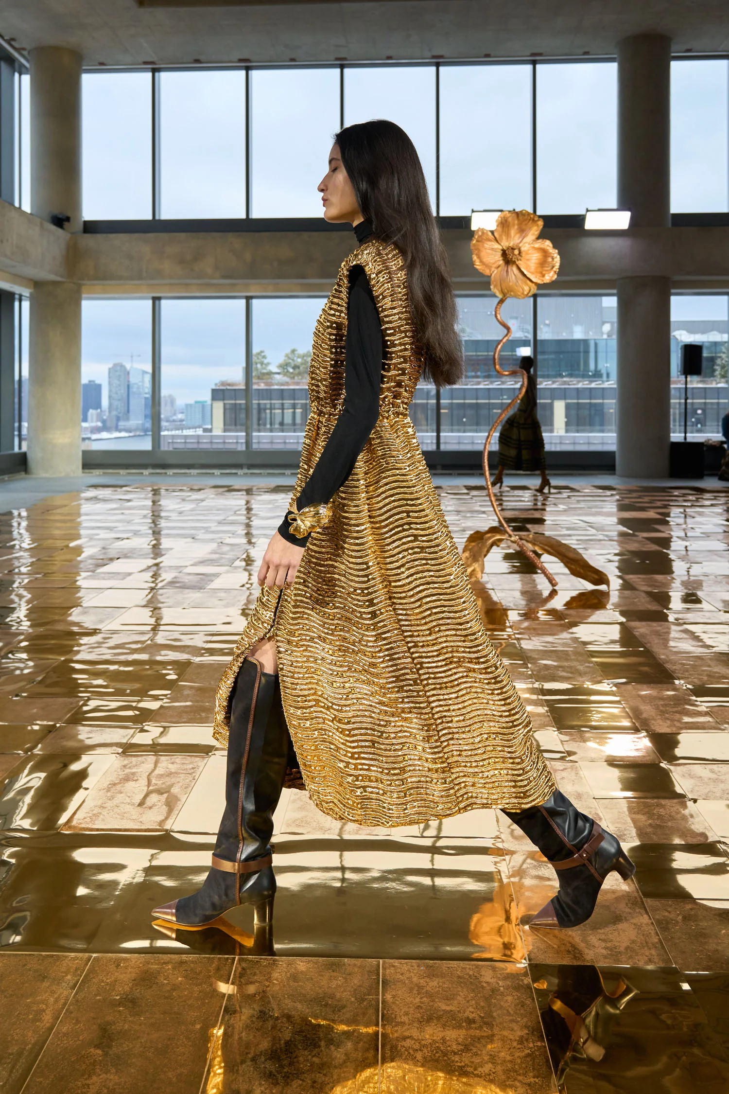 Agathe Metallic Short Sleeve Coat - Oro - Image 5