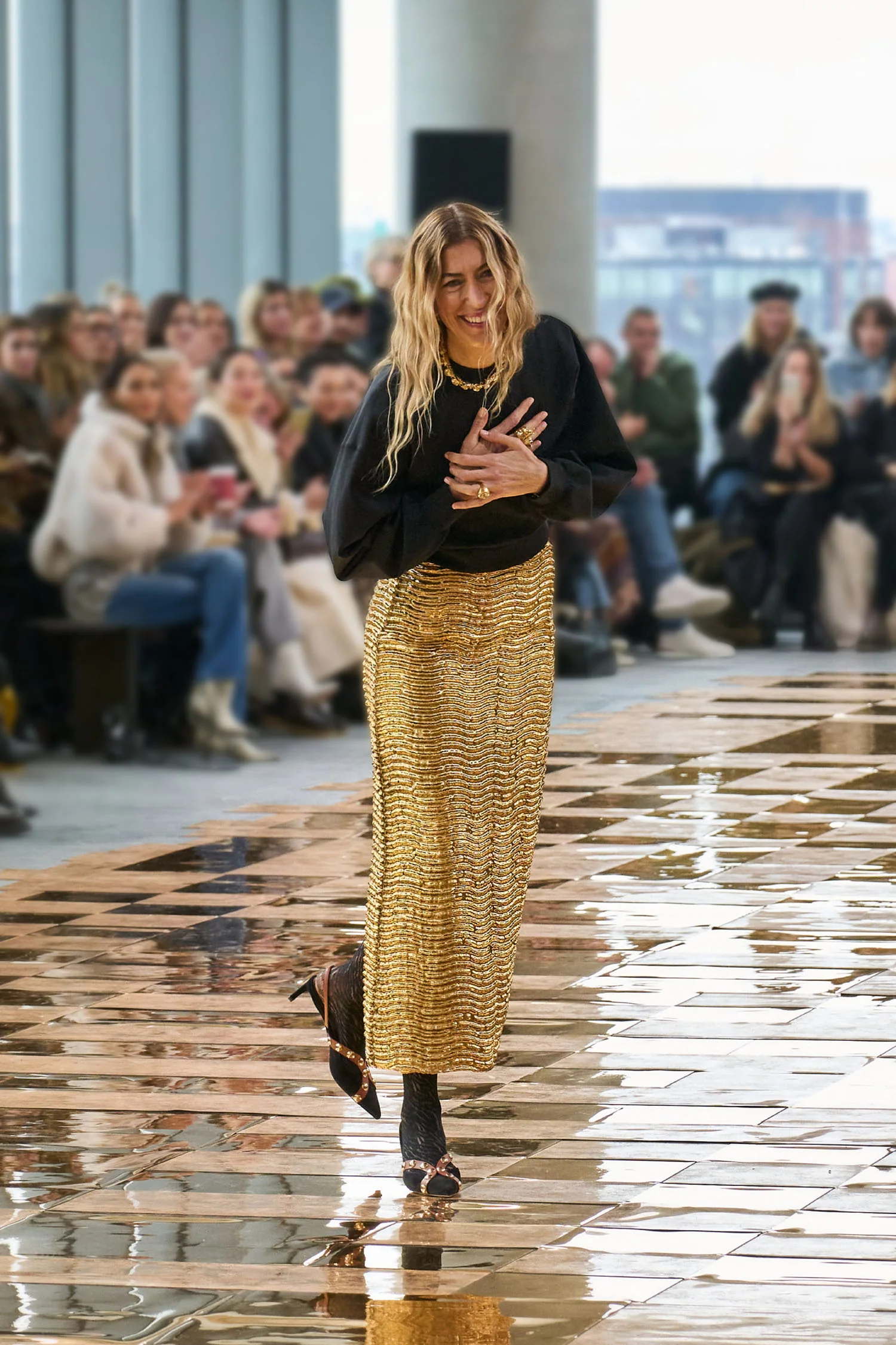 Emira Metallic High Waist Pencil Skirt - Oro - Image 5